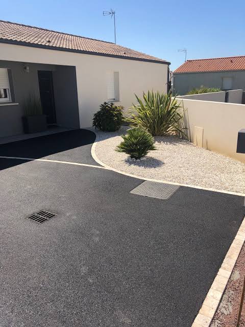 Cour en enrobé et jardin minéral — Aménagement extérieur, Île-de-France