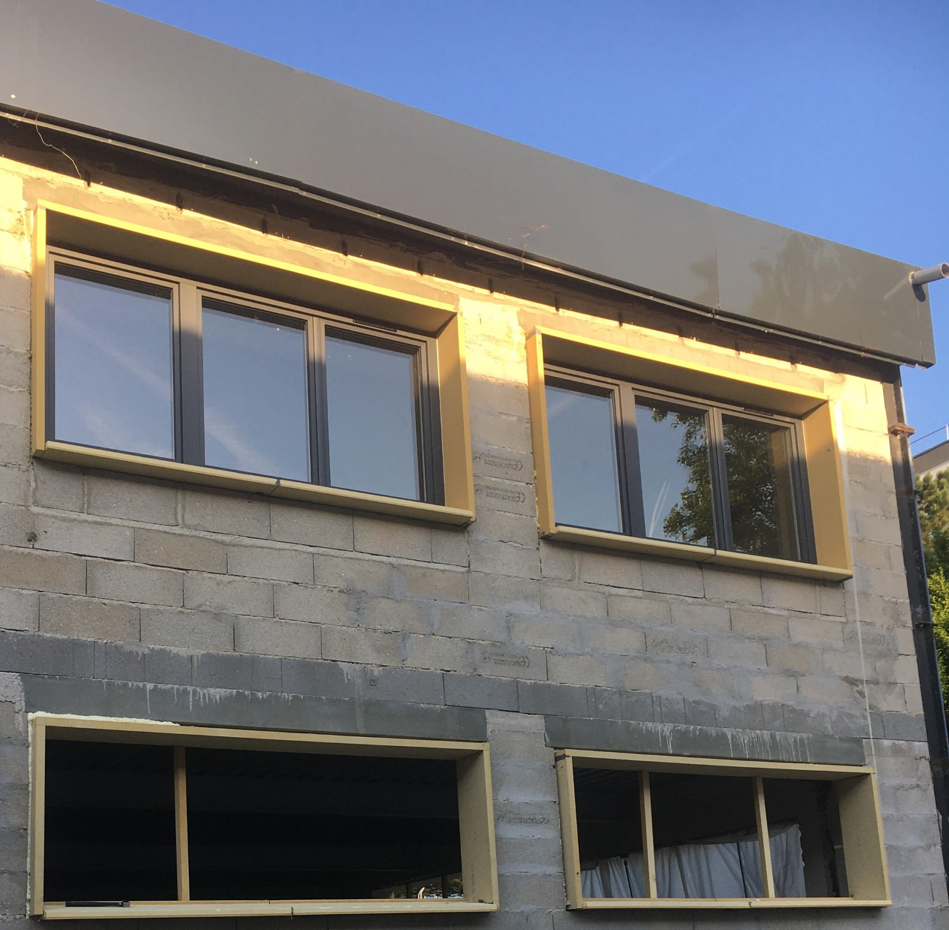 Baies vitrées sur façade en cours — Menuiserie extérieure, Île-de-France